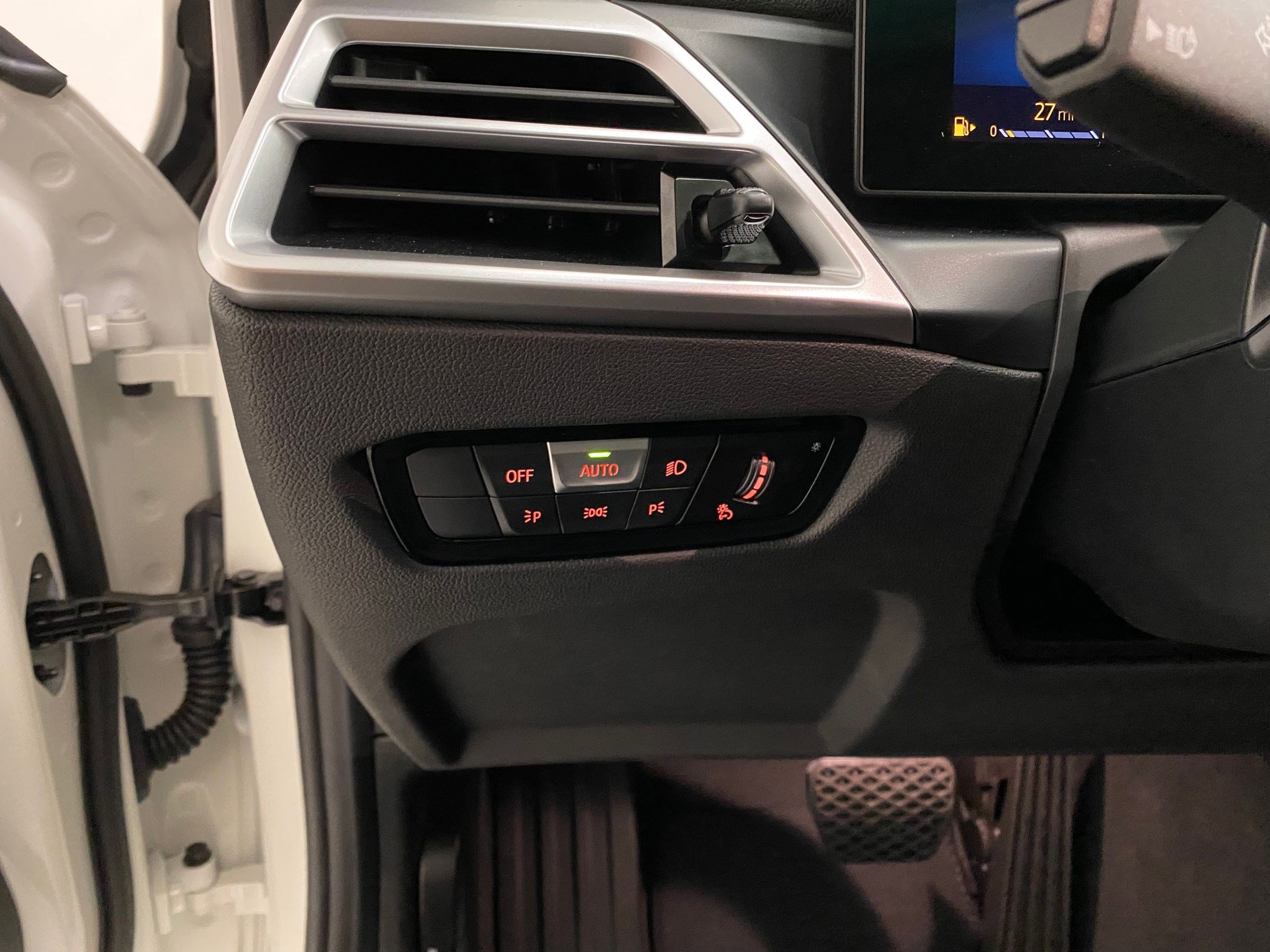 New 2025 BMW 330i xDrive Sedan w/ Convenience Package image 23