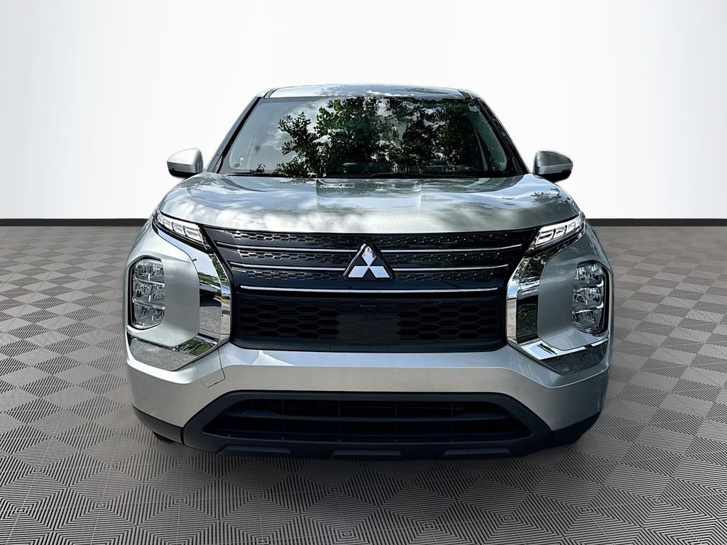 Used 2024 Mitsubishi Outlander ES FWD image 2