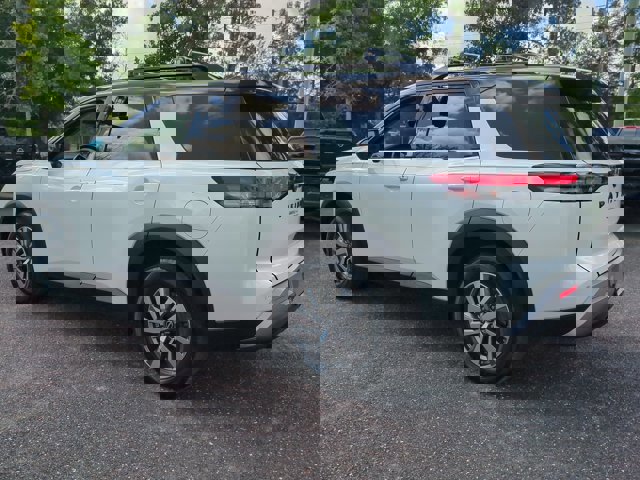 Used 2023 Nissan Pathfinder SL w/ Black Appearance Package image 6