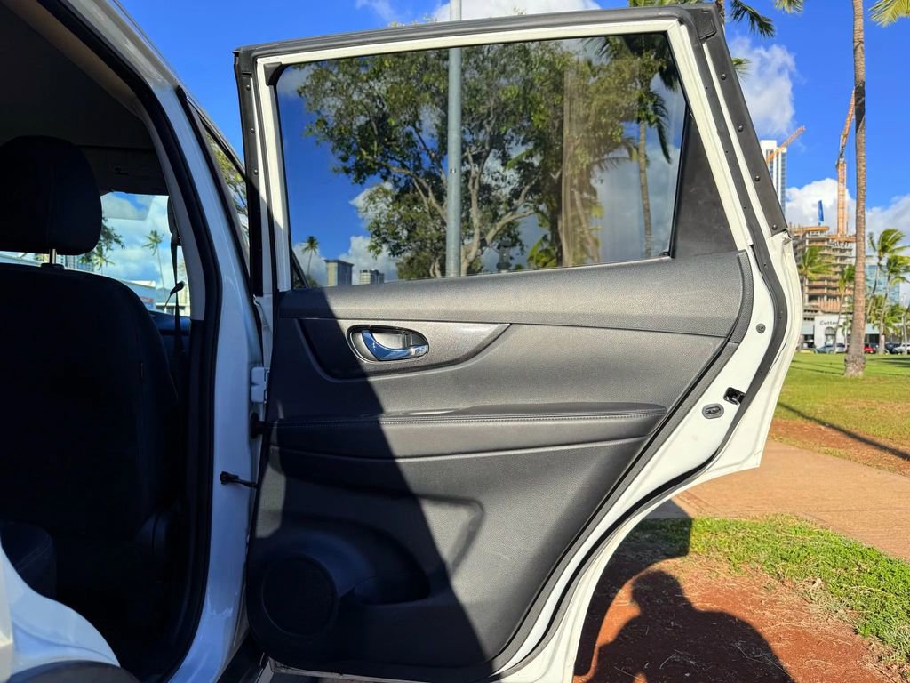 Used 2018 Nissan Rogue SV image 16