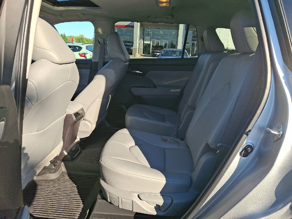 Certified 2022 Toyota Highlander XLE AWD/4WD image 10