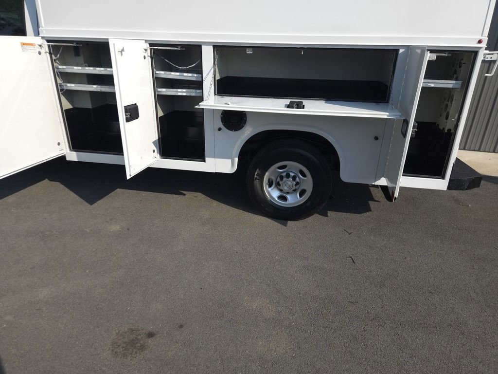 Used 2017 Chevrolet Express 3500 RWD image 4