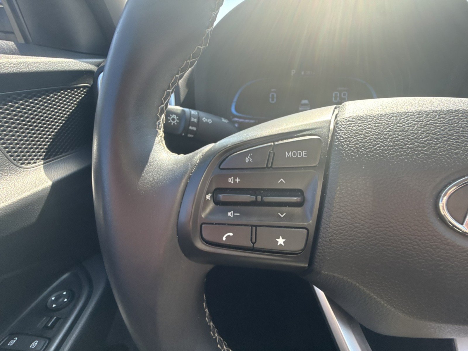 Used 2025 Hyundai Venue SEL FWD image 22