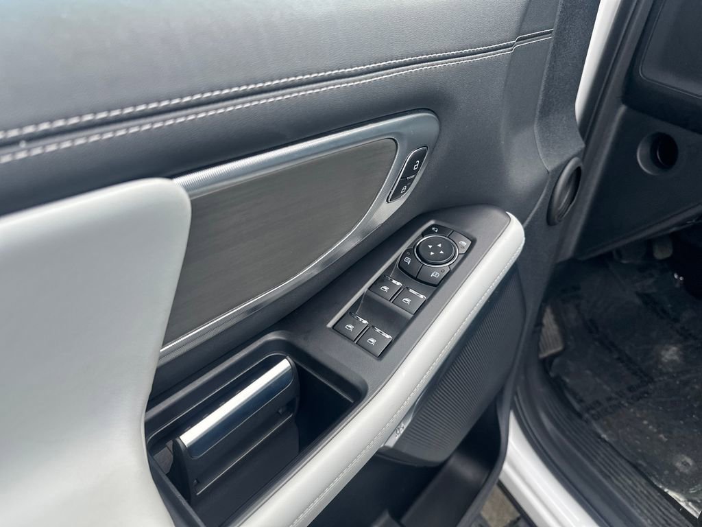 Used 2025 Ford Expedition Platinum image 11