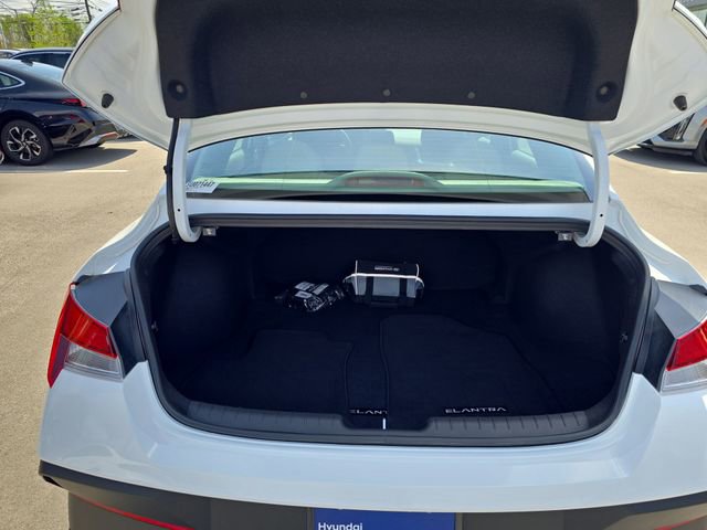 Used 2025 Hyundai Elantra SE FWD image 22