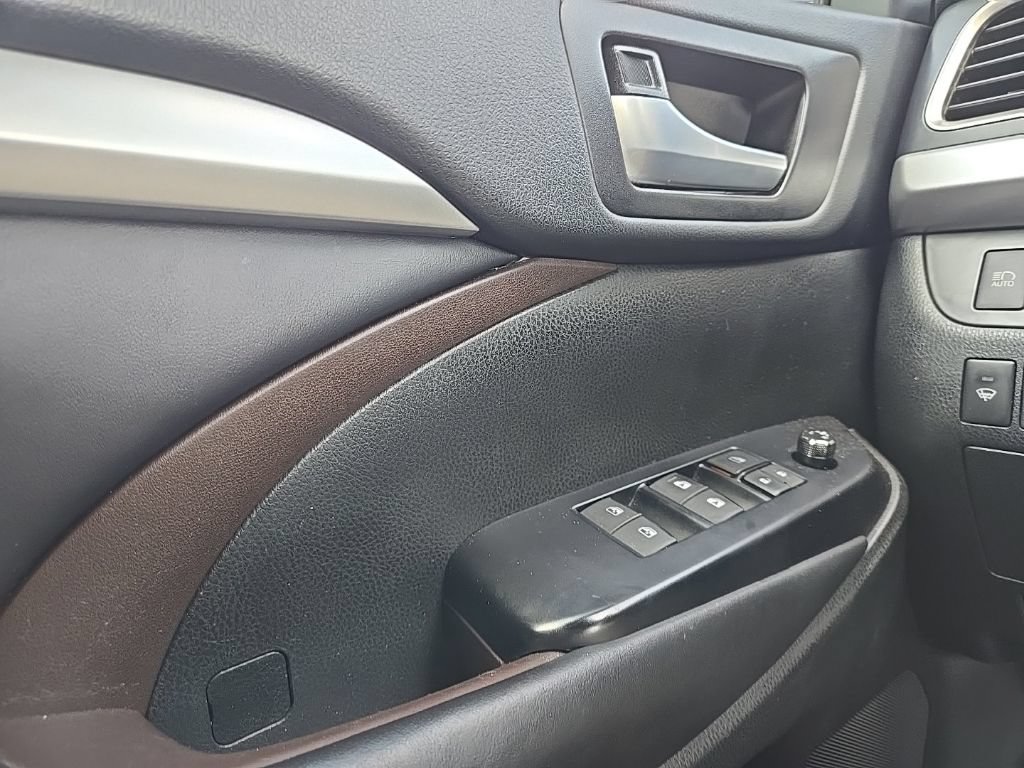 Used 2018 Toyota Highlander XLE w/ Protection Package #3 AWD/4WD image 21