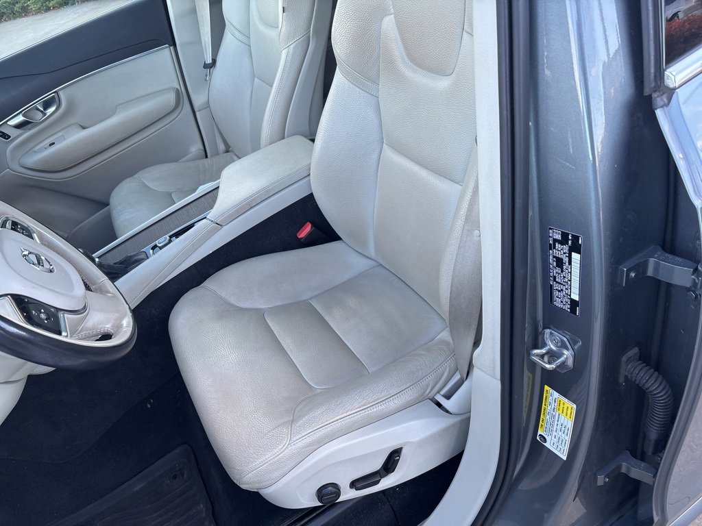 Used 2020 Volvo XC90 T6 Momentum w/ Protection Package Premier image 21