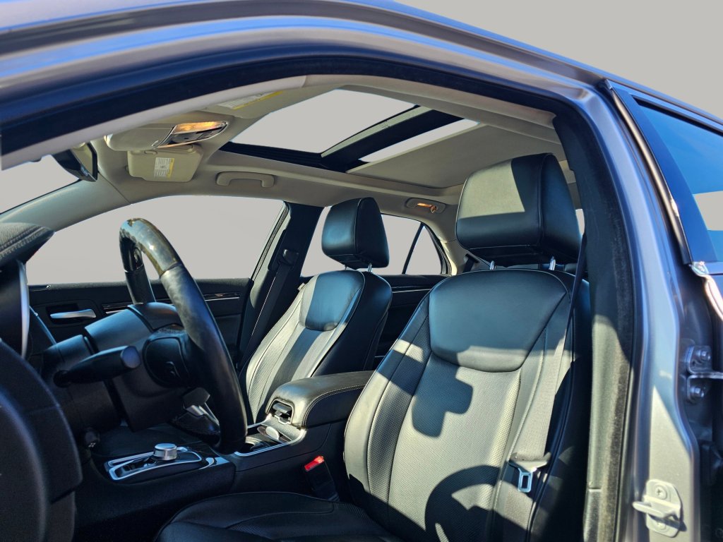 Used 2016 Chrysler 300 C image 21