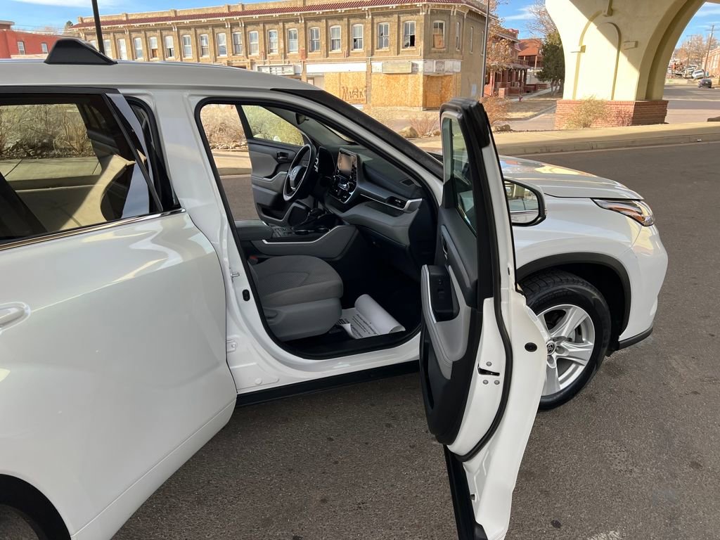 Used 2022 Toyota Highlander L image 9