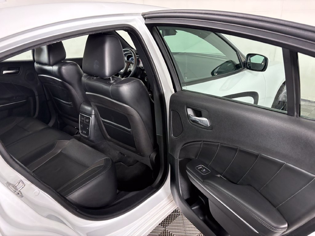 Used 2015 Dodge Charger SXT w/ AWD Premium Group image 31