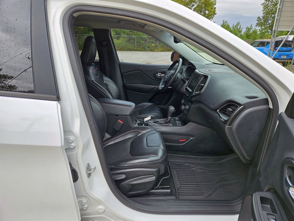 Used 2019 Jeep Cherokee Trailhawk AWD/4WD image 8