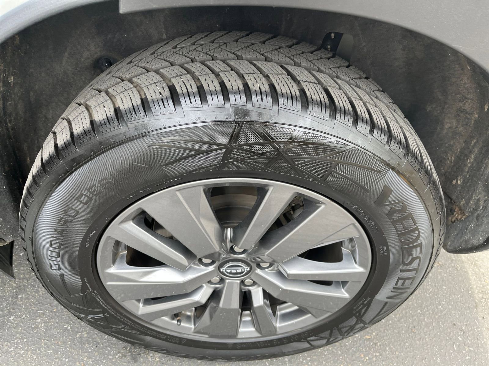 Used 2025 Nissan Pathfinder SV image 33