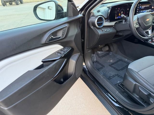 Used 2025 Chevrolet Trax LT w/ LT Convenience Package image 16