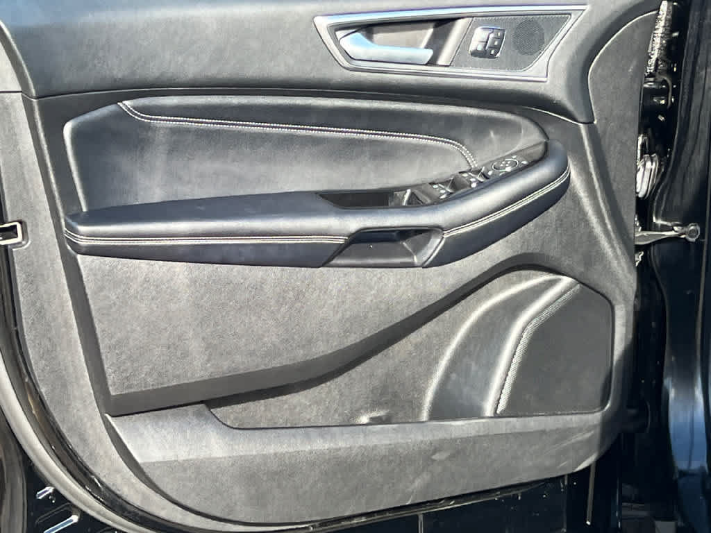 Used 2018 Ford Edge Titanium w/ Equipment Group 301A AWD/4WD image 11