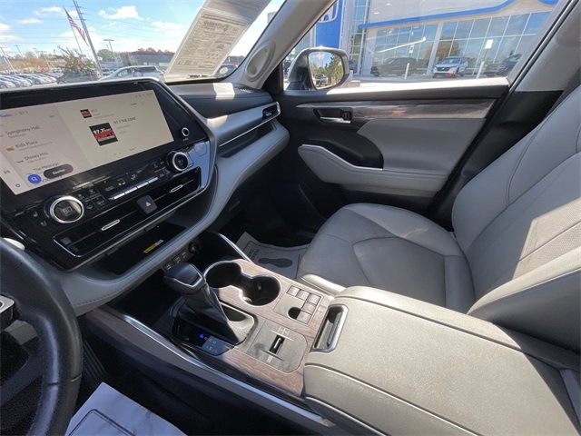 Used 2023 Toyota Highlander Limited image 14