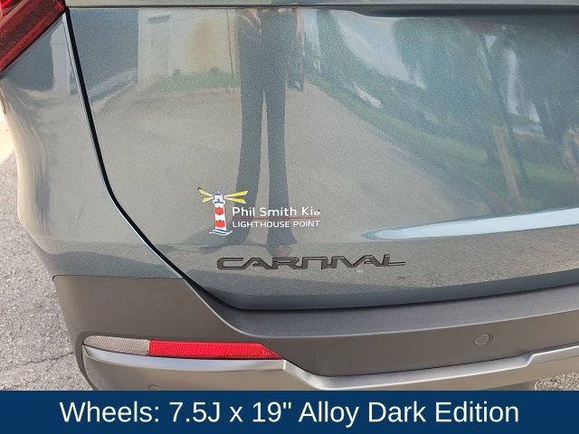 Used 2025 Kia Carnival SX w/ SX Dark Edition Package FWD image 11