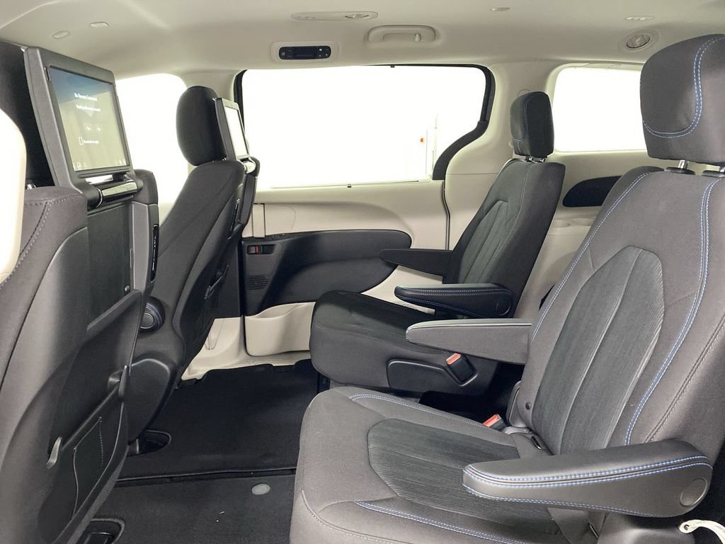 Used 2021 Chrysler Pacifica Touring w/ Uconnect Theater Family Group FWD image 19