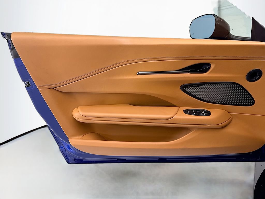 Used 2025 Aston Martin V8 Vantage Coupe image 21