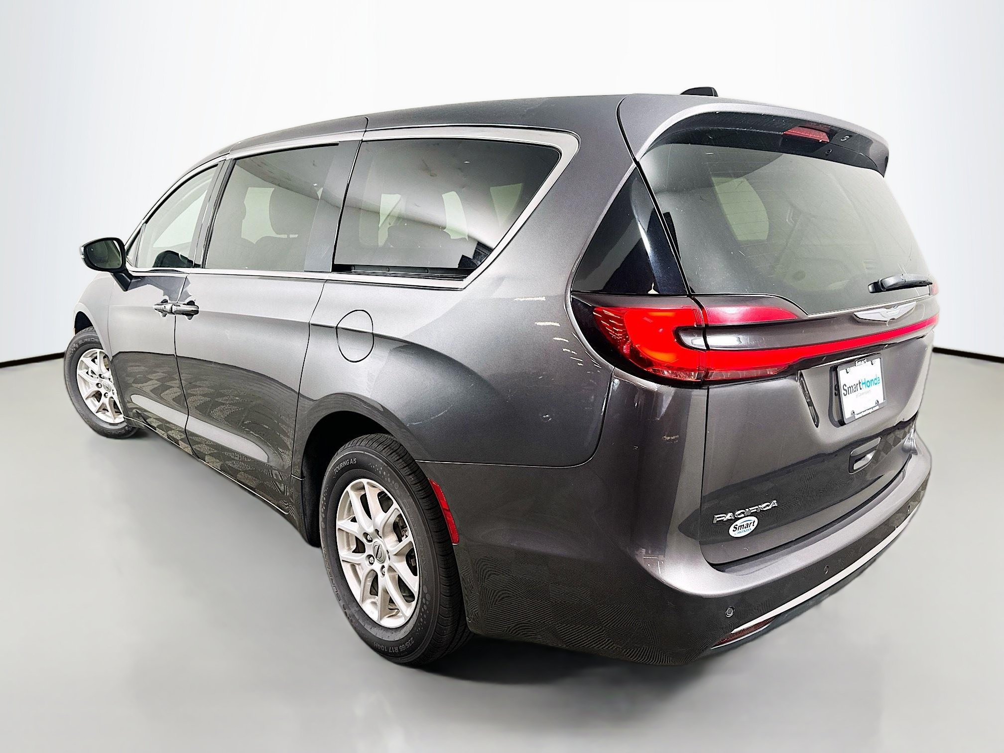 Used 2023 Chrysler Pacifica Touring-L FWD image 5