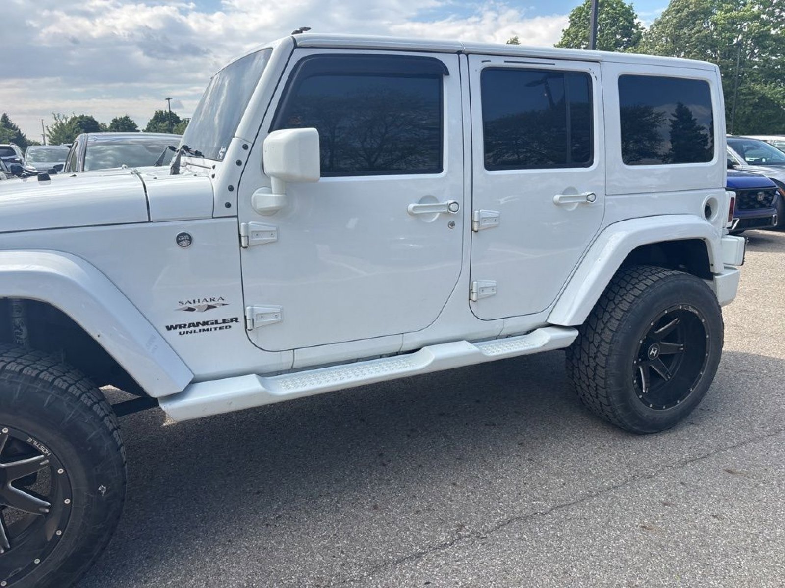 Used 2017 Jeep Wrangler Unlimited Sahara w/ Connectivity Group AWD/4WD image 7