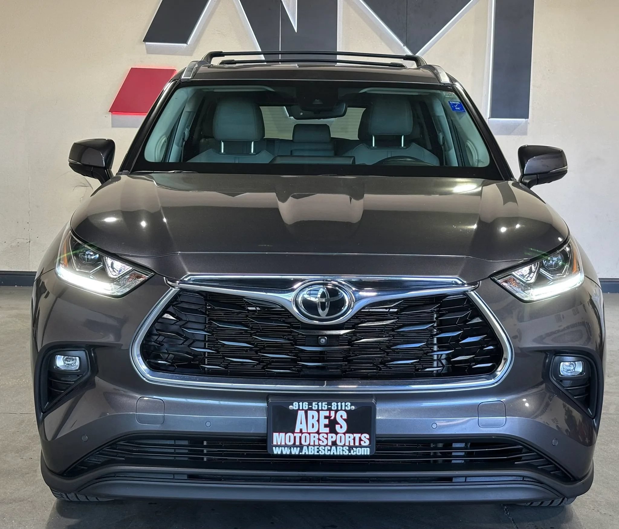 Used 2022 Toyota Highlander Limited AWD/4WD image 2