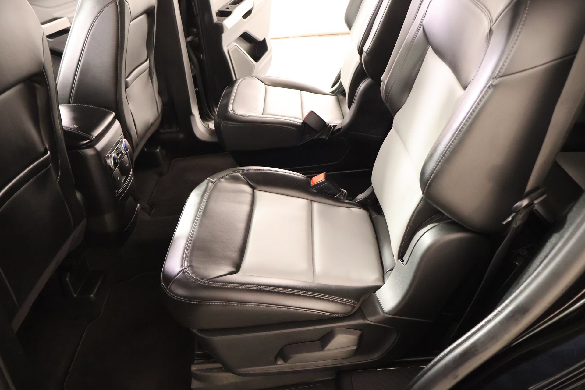 Used 2023 Ford Explorer XLT w/ Equipment Group 202A RWD image 13