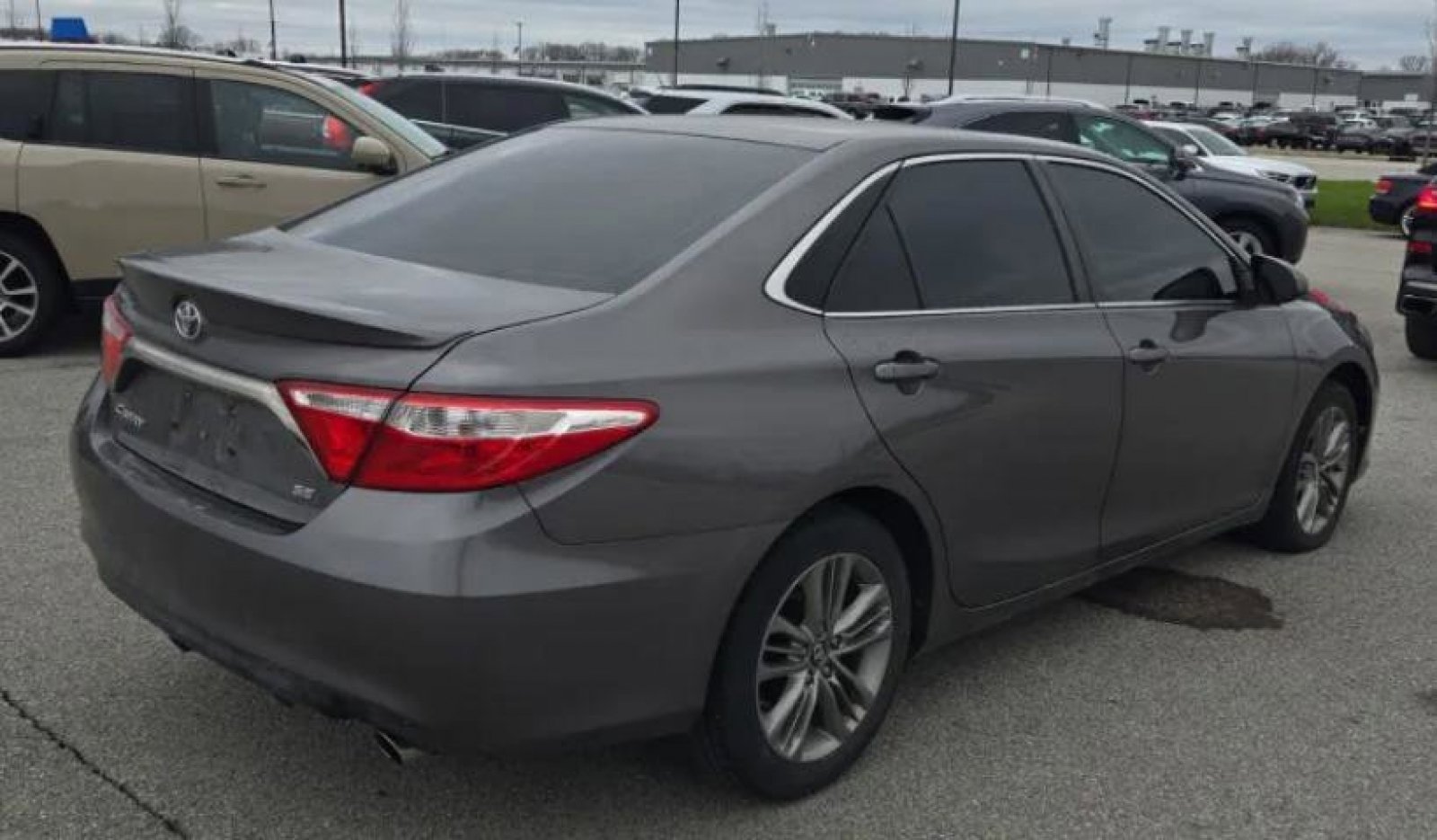 Used 2017 Toyota Camry SE image 3