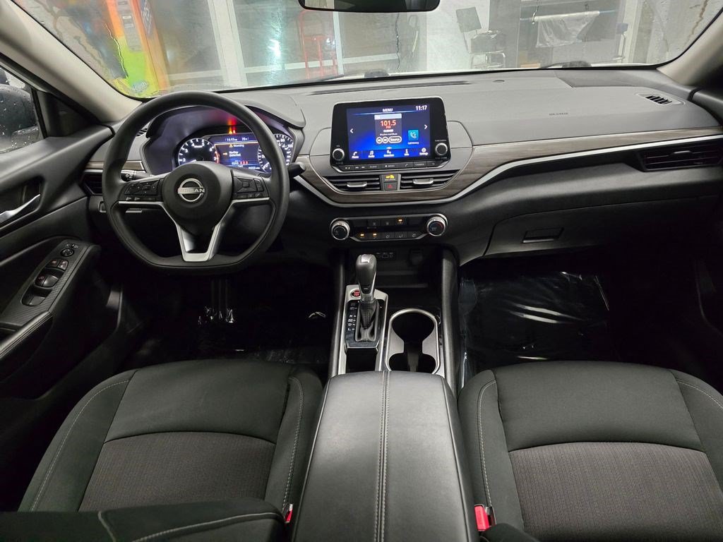 Used 2024 Nissan Altima 2.5 SV FWD image 31
