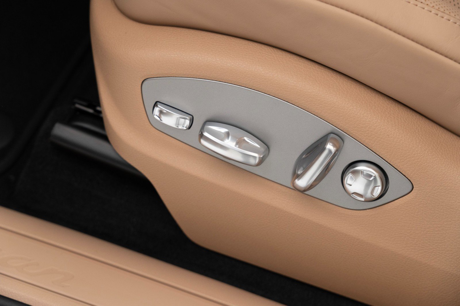 Certified 2025 Porsche Macan AWD/4WD image 13