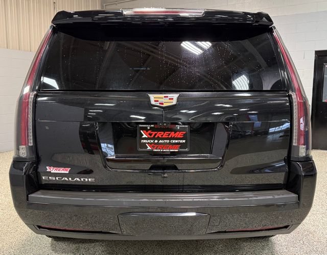 Used 2020 Cadillac Escalade Luxury w/ Escalade Sport Edition AWD/4WD image 5