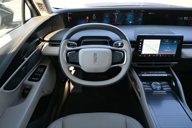 Used 2025 Lincoln Nautilus Premier image 13