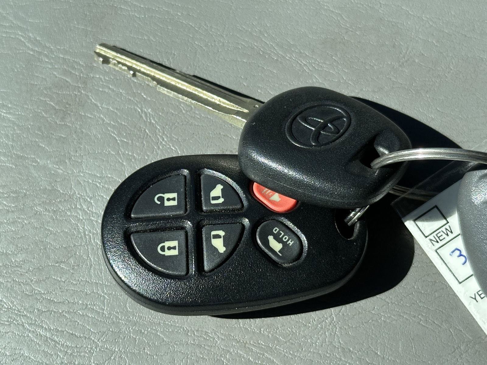 Used 2010 Toyota Sienna XLE FWD image 14