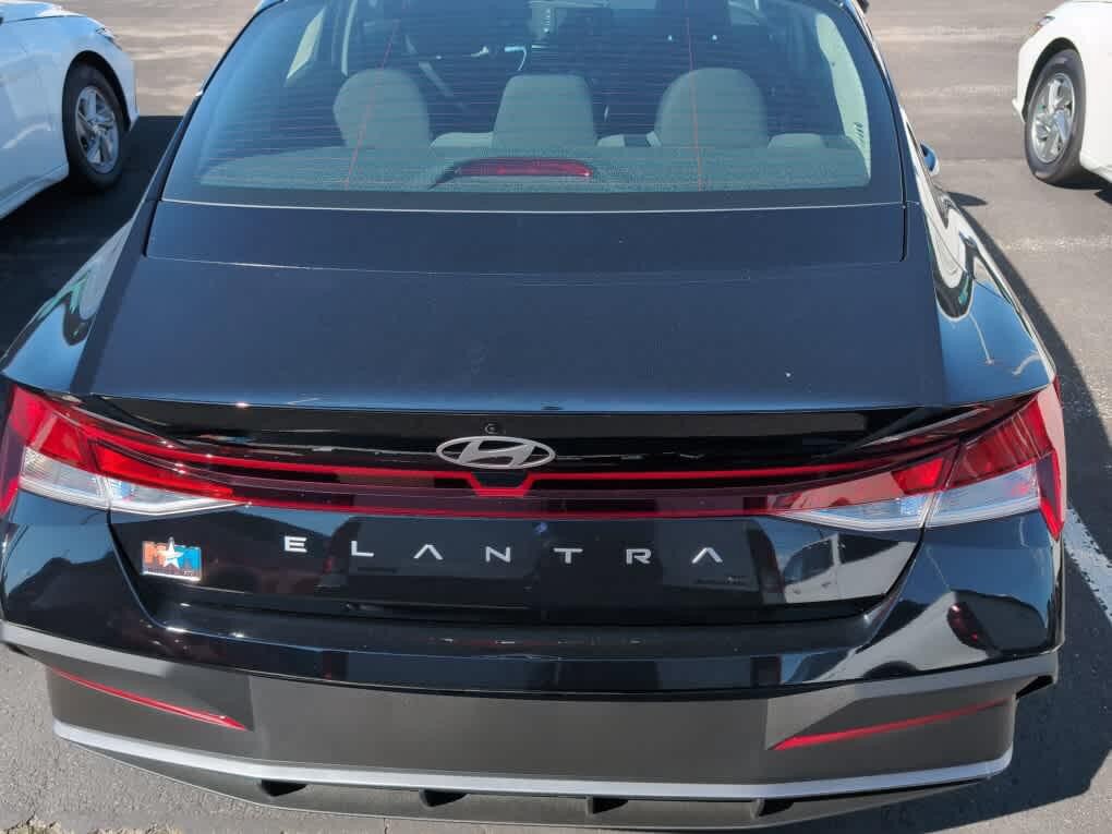 New 2026 Hyundai Elantra SE FWD image 15