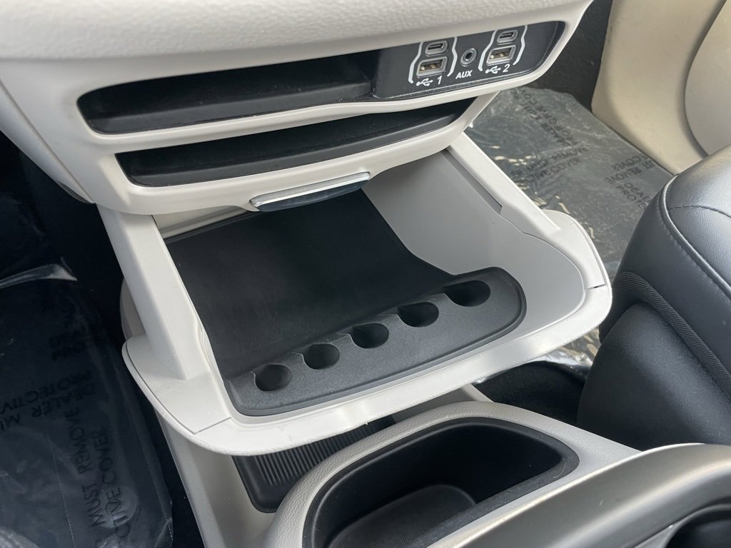 Used 2024 Chrysler Pacifica Select image 15