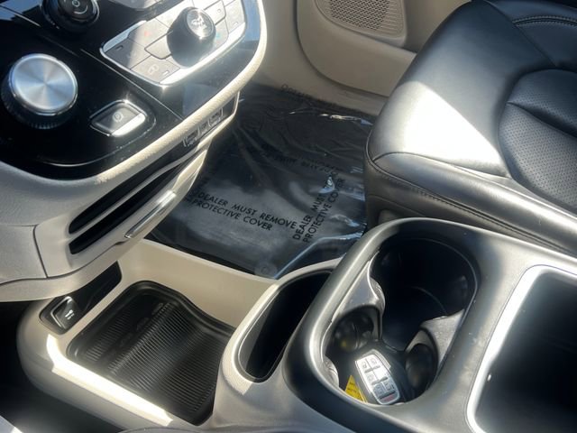 Used 2023 Chrysler Pacifica Touring-L image 21
