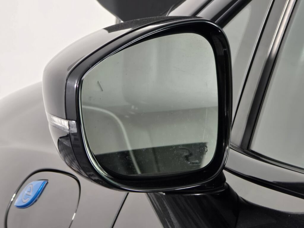 Used 2023 Chrysler Pacifica Limited w/ Uconnect Theater Family Group FWD image 13
