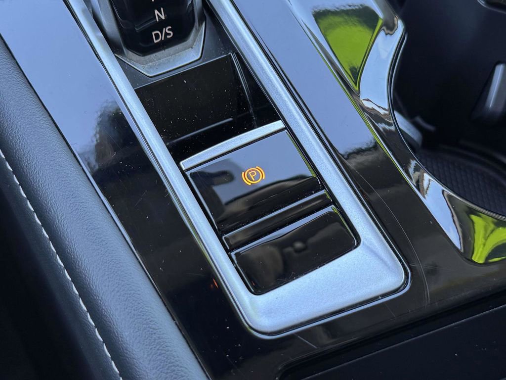 Used 2025 Volkswagen Atlas SE AWD/4WD image 12