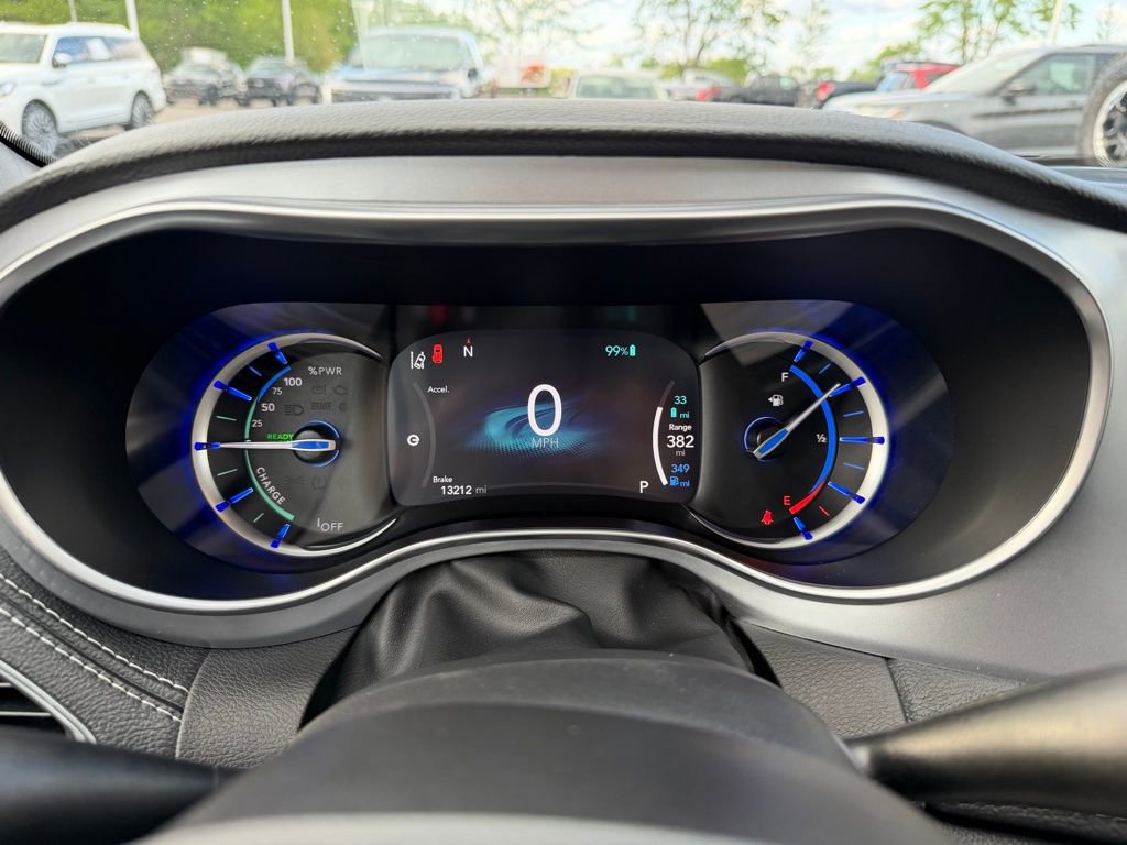 Used 2025 Chrysler Pacifica Premium FWD image 11
