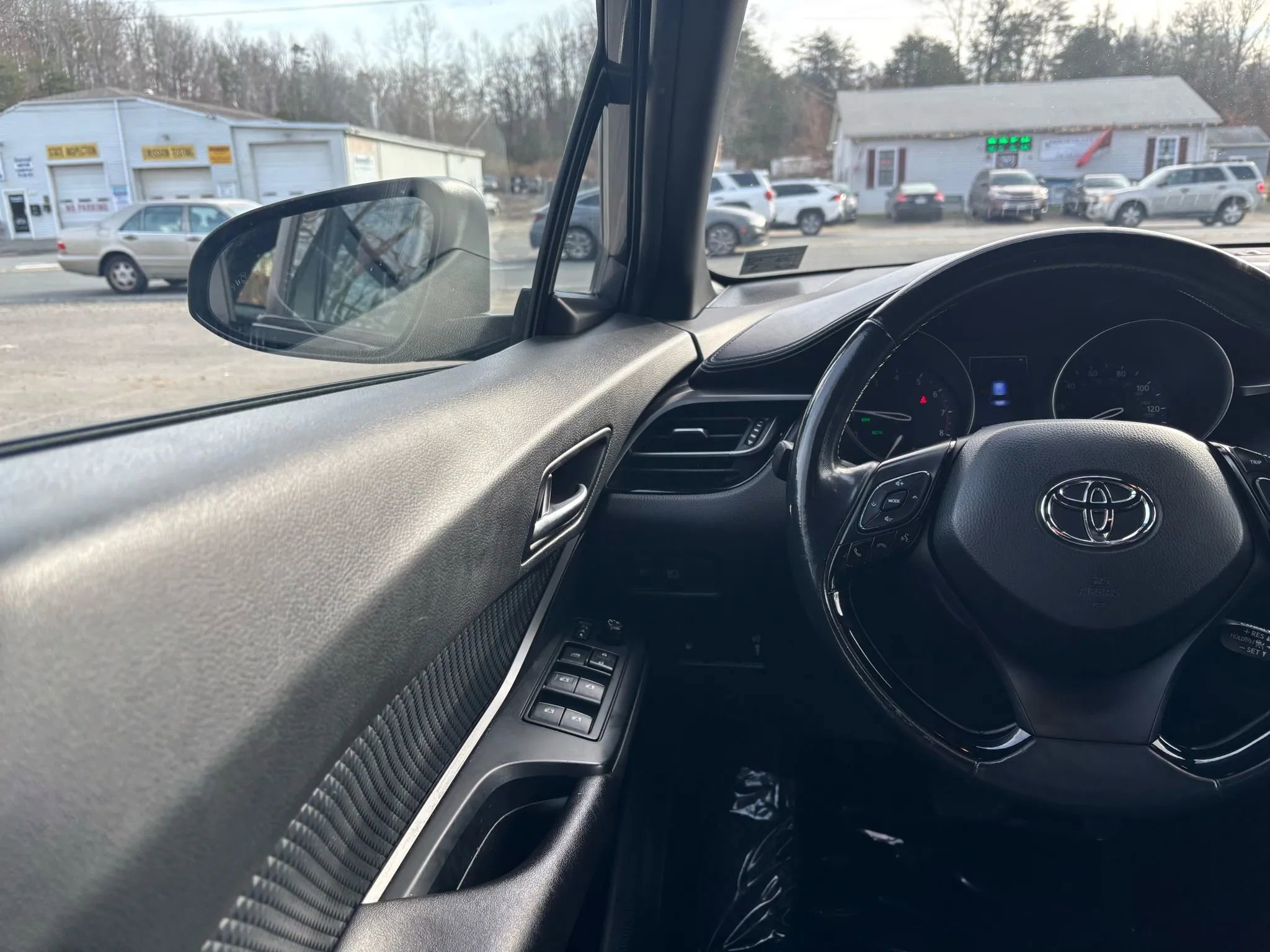 Used 2018 Toyota C-HR XLE image 28