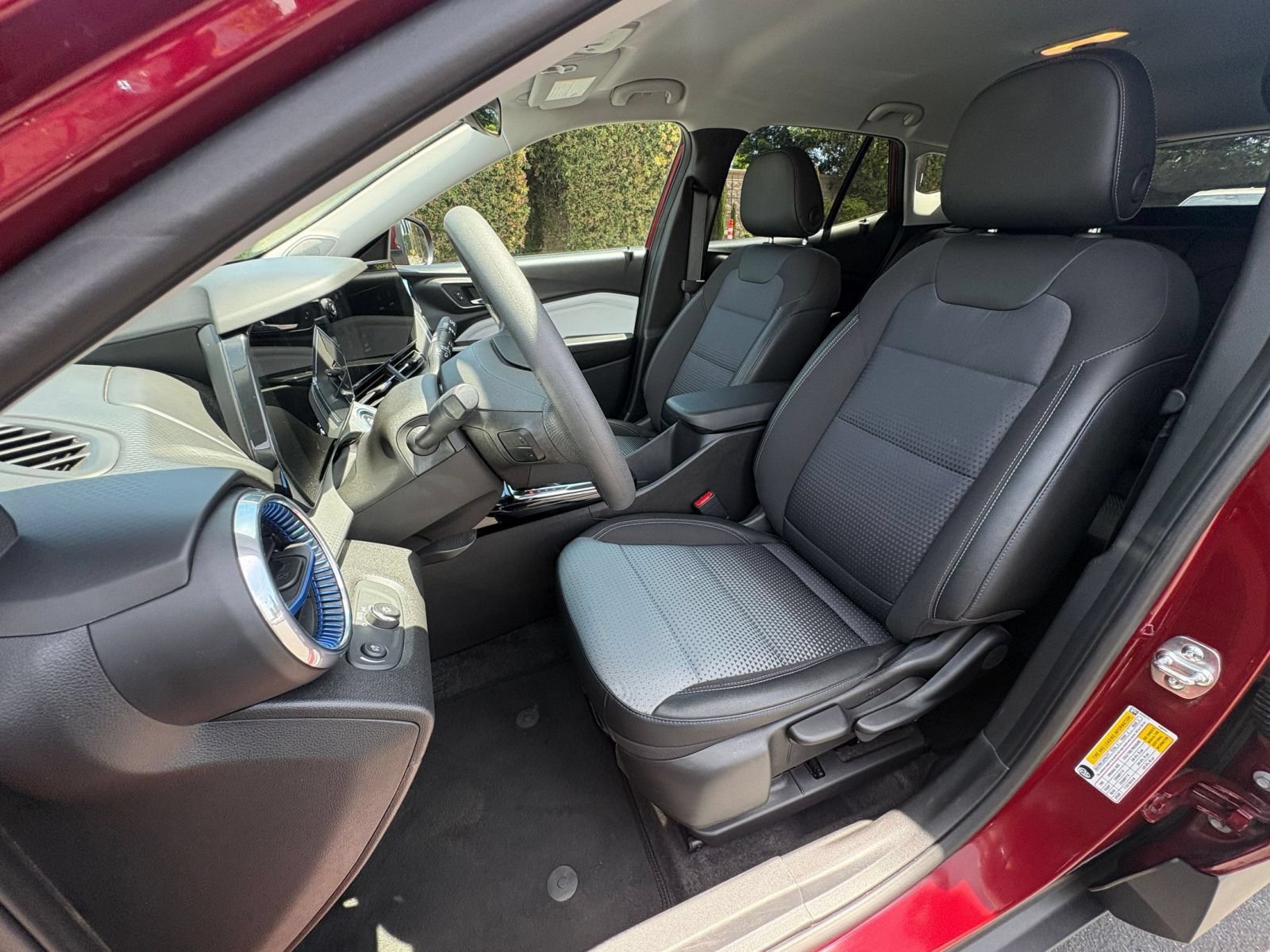 Used 2025 Chevrolet Trax LT FWD image 35