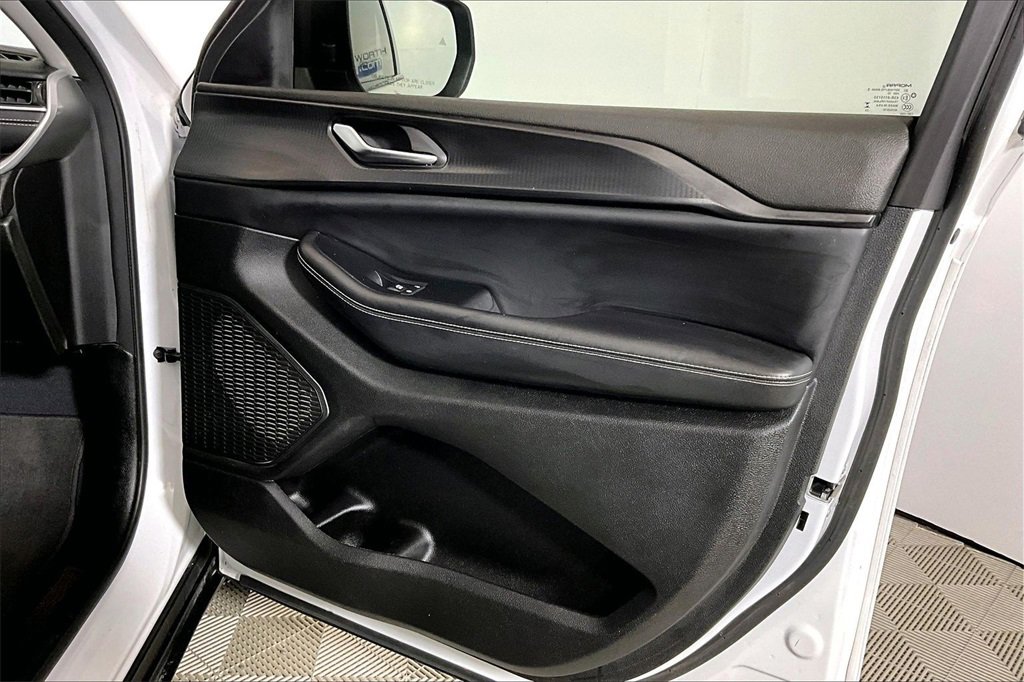 Used 2023 Jeep Grand Cherokee Laredo X image 19