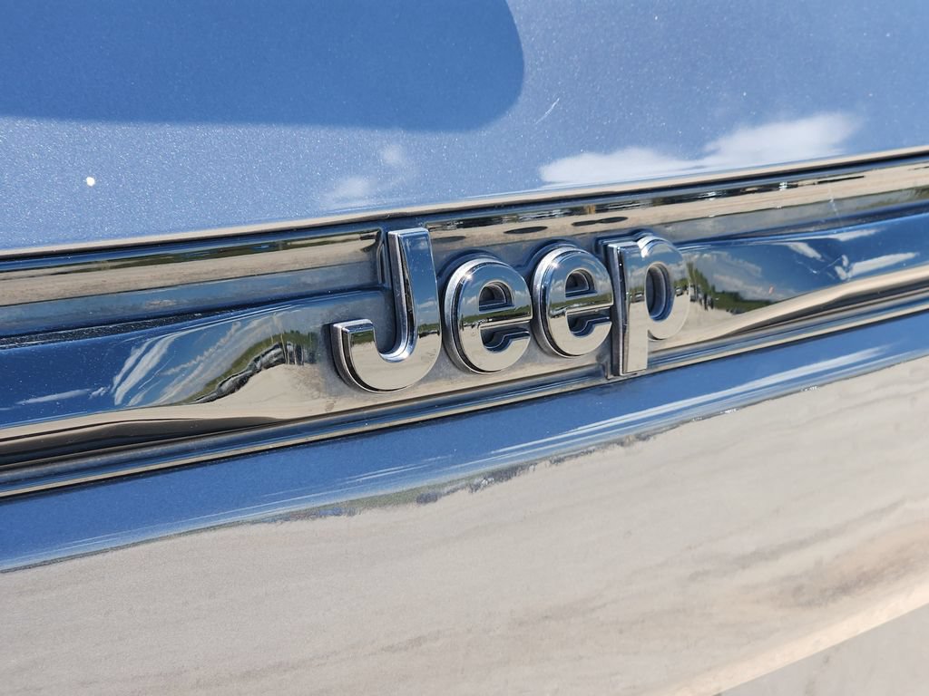 Used 2023 Jeep Grand Cherokee Altitude RWD image 12