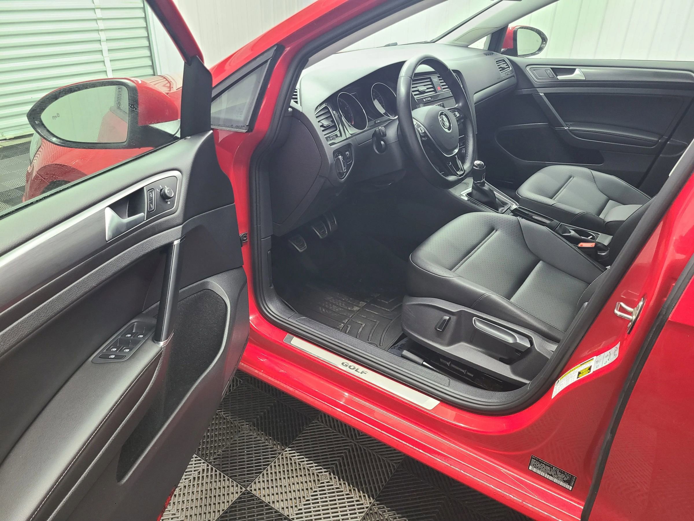 Used 2018 Volkswagen Golf SE image 21