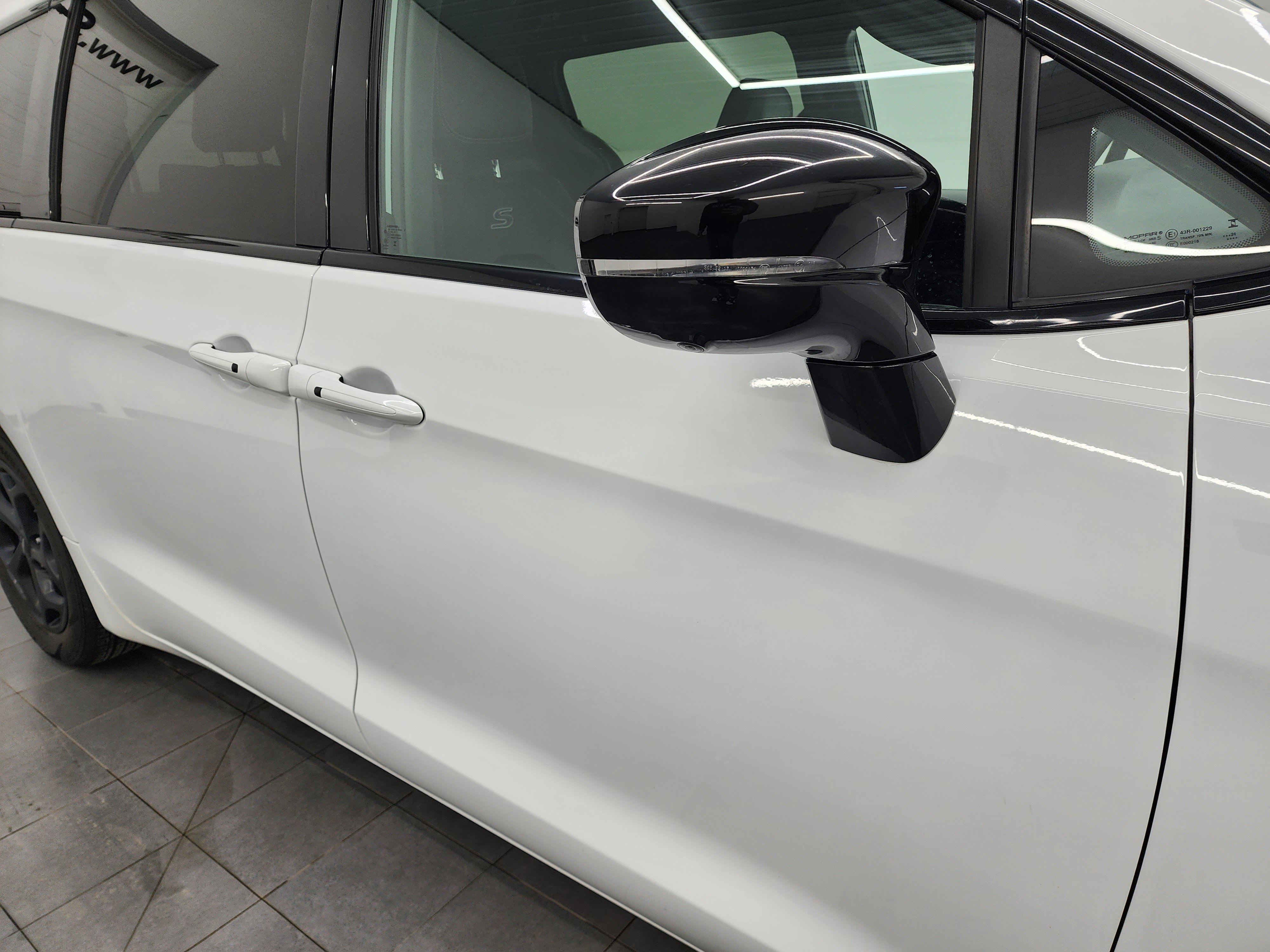 Used 2024 Chrysler Pacifica Limited image 27