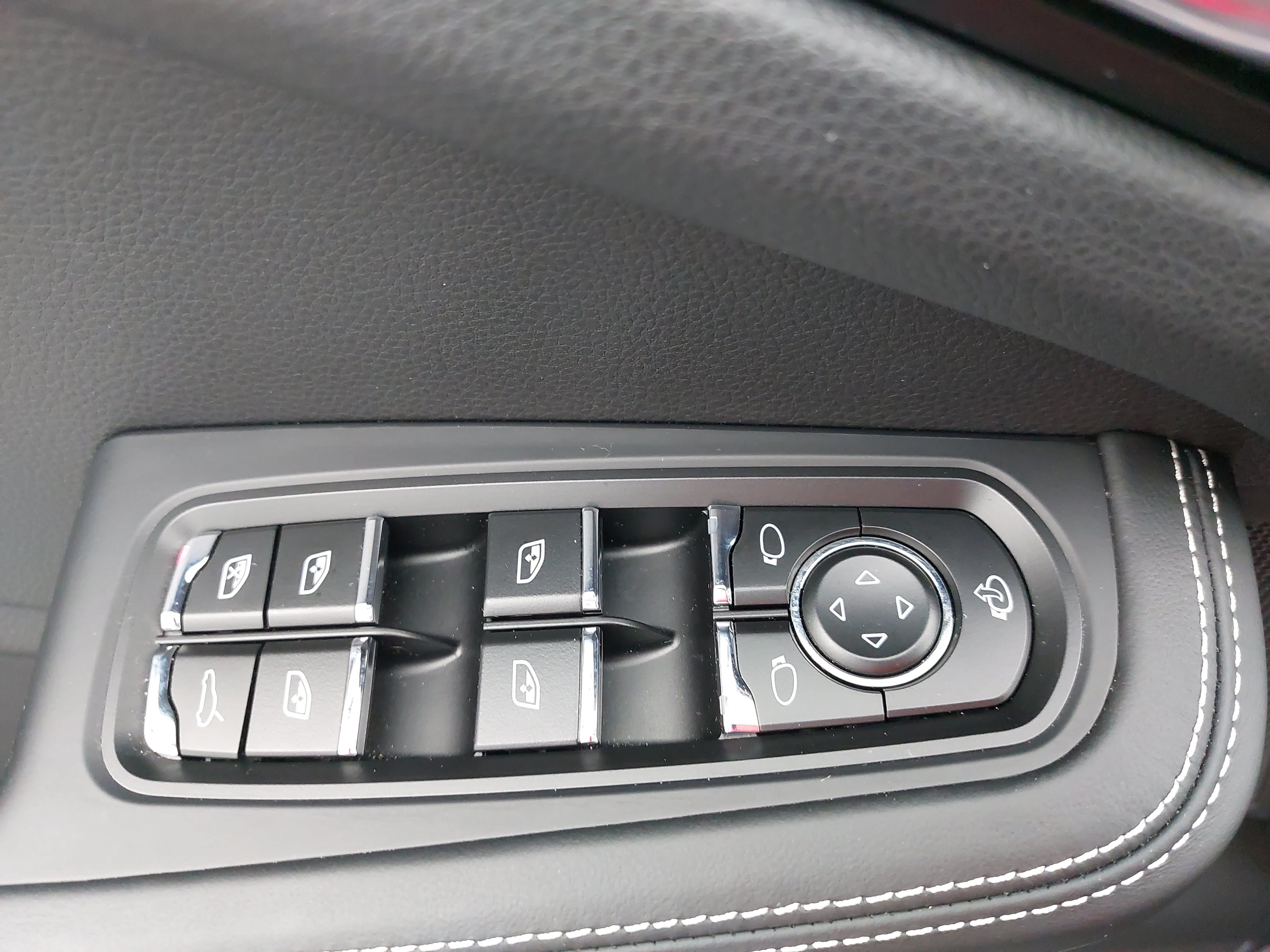 Certified 2025 Porsche Macan S AWD/4WD image 30