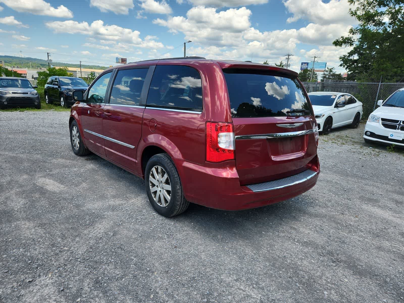 Used 2013 Chrysler Town & Country Touring FWD image 3