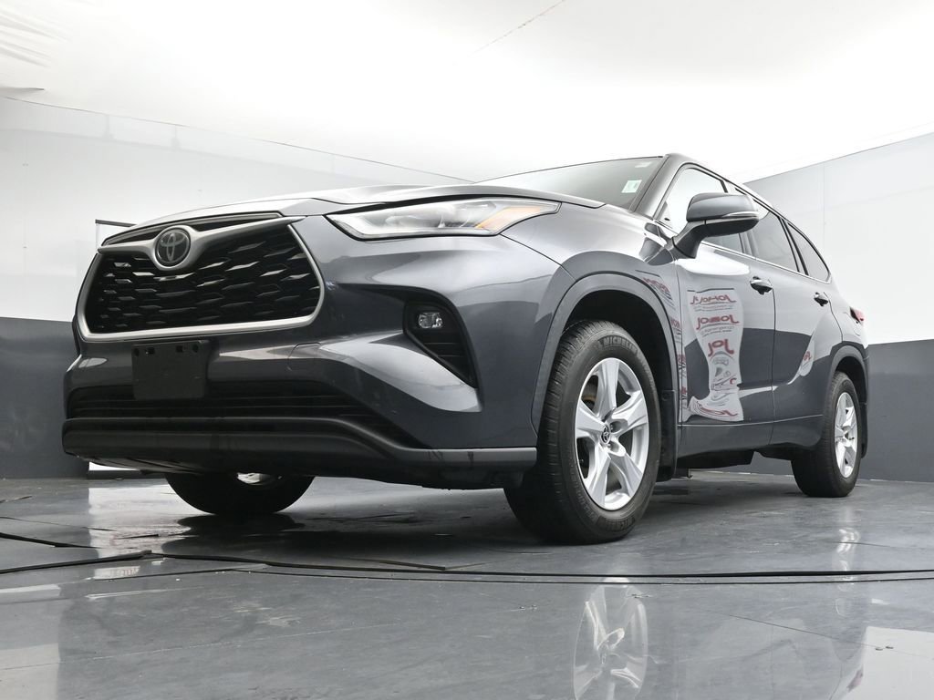 Used 2020 Toyota Highlander LE AWD/4WD image 37
