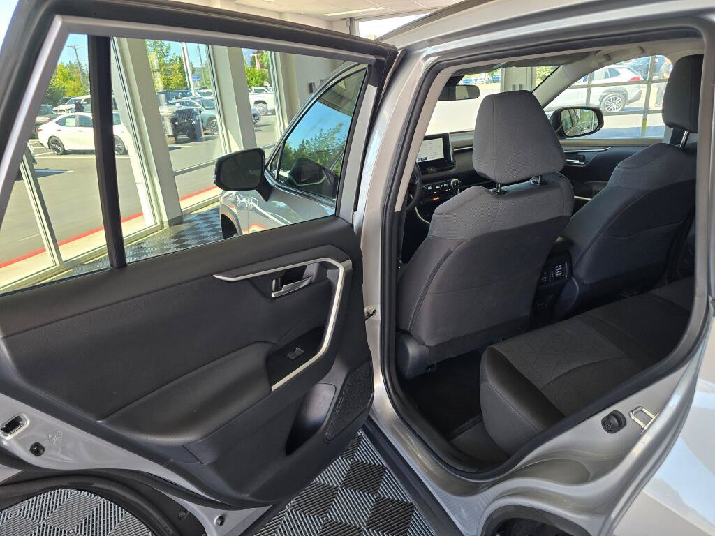 Used 2025 Toyota RAV4 XLE AWD/4WD image 35