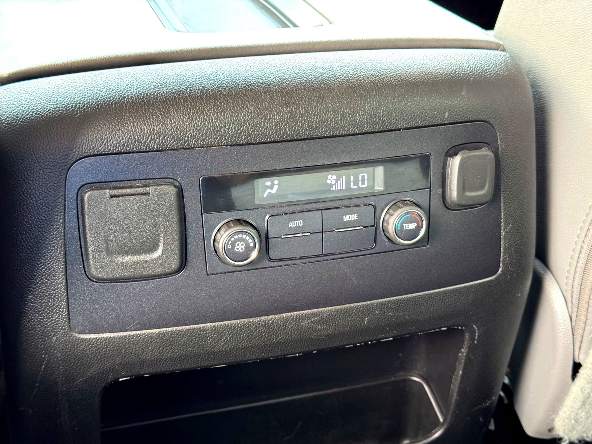 Used 2018 Chevrolet Suburban LT RWD image 22