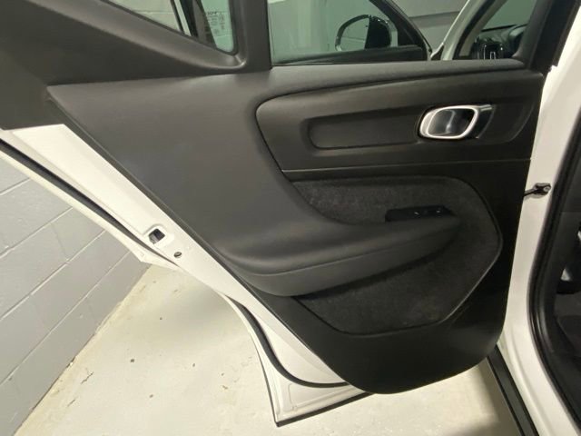 Used 2025 Volvo XC40 B5 Plus image 8